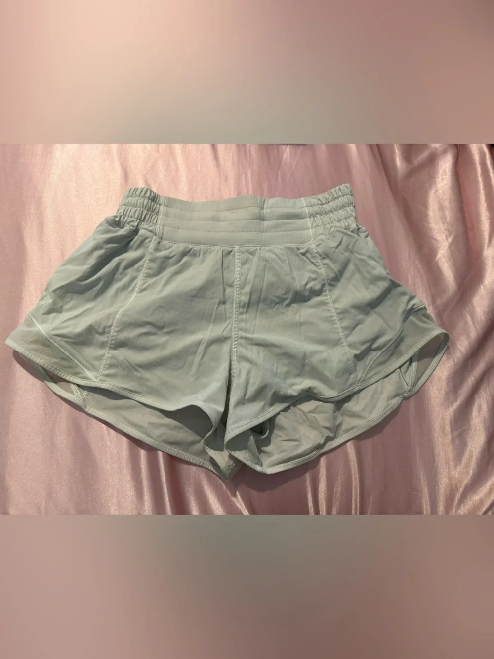 Lululemon Hotty Hot White Women’s High Rise shorts